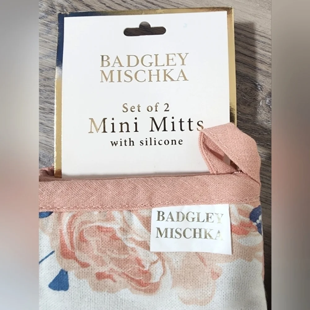 Badgley Mischka 2 Sets of Mini Oven Mitts - New With Tags